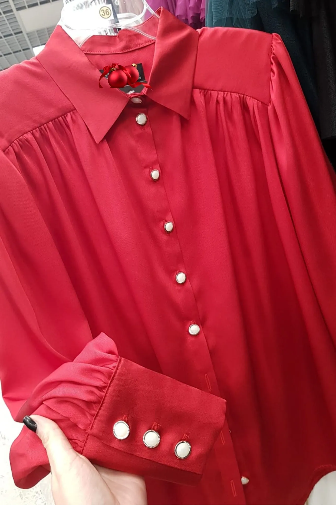 Camicia elegante rosso in tessuto satinato con maniche la sbuffo e bottoni gioiello bianchi